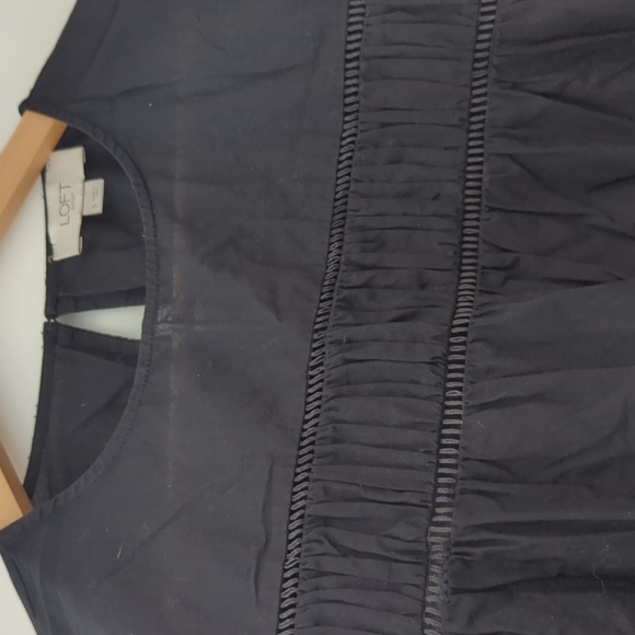 Cute flutter sleeve with ruched details - Picture 2 of 2